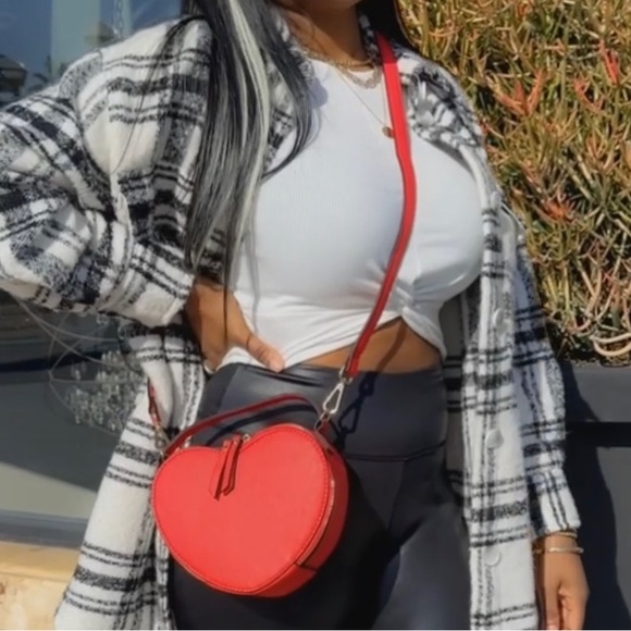 ‼️ New Heart Bag w Shoulder Strap - Picture 2 of 5